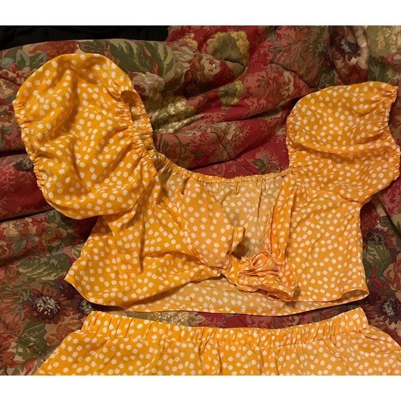 Crop top with skirt set . - Picture 2 of 3